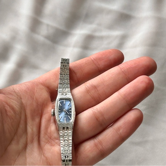 Seiko Vintage Women Watch with Blue Dial - Picture 6 of 6